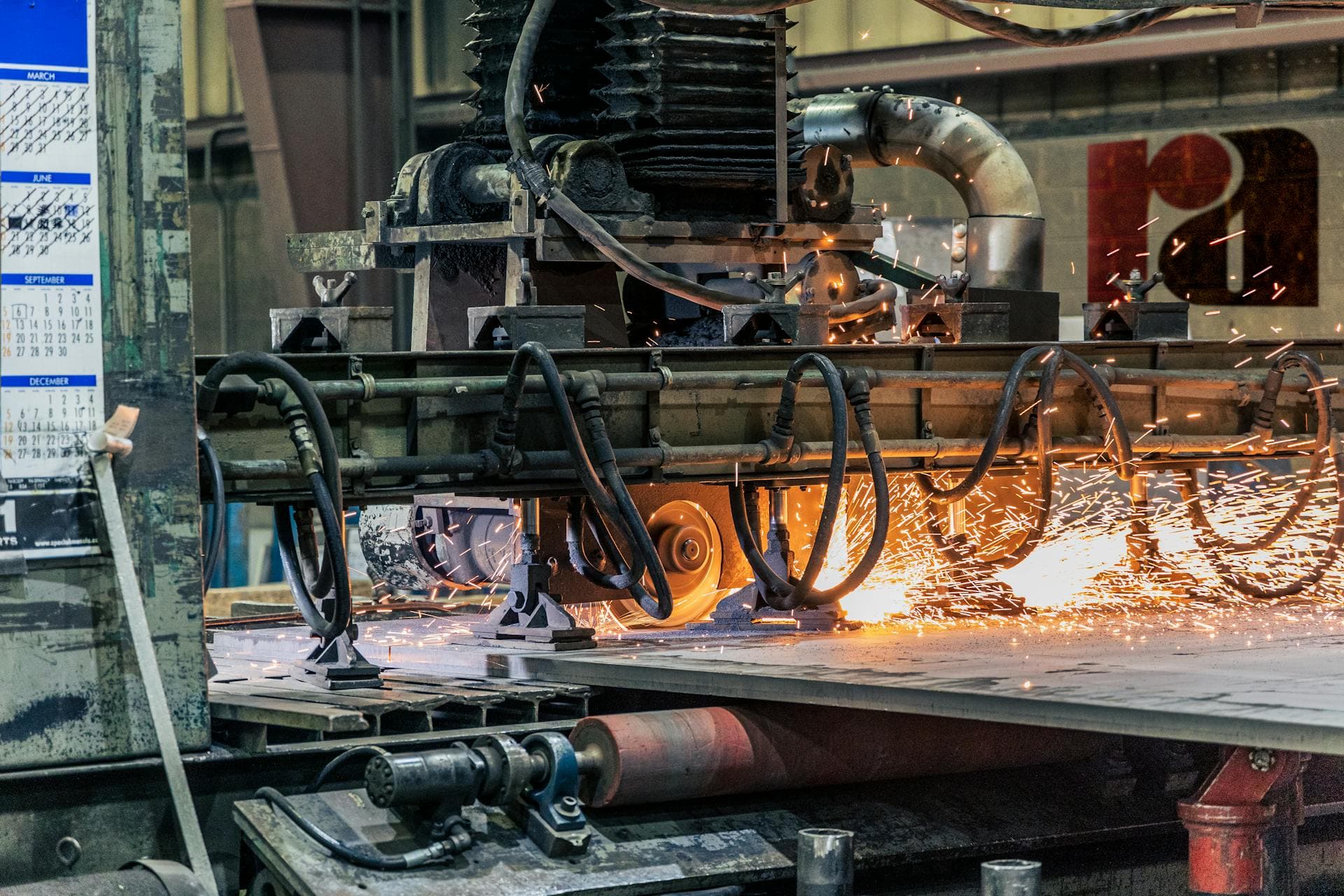 Chapas metálicas de diferentes tipos em processo industrial