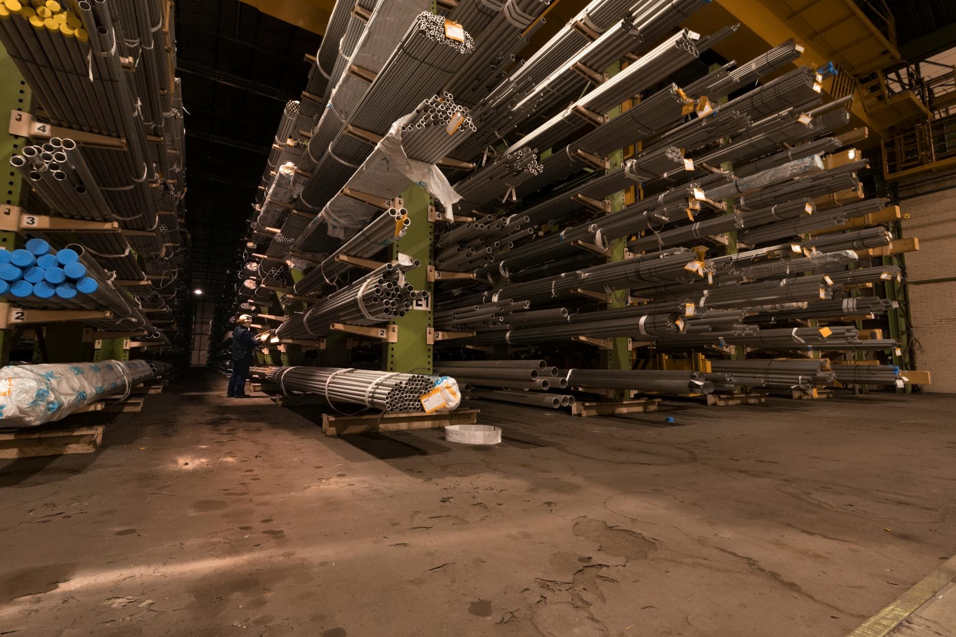 Chapas metálicas armazenadas em ambiente industrial