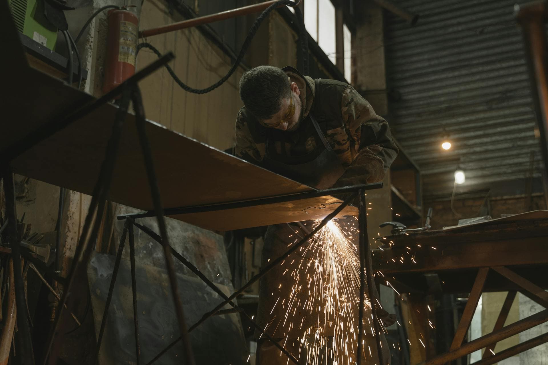 Operador industrial trabalhando com equipamento de proteção
