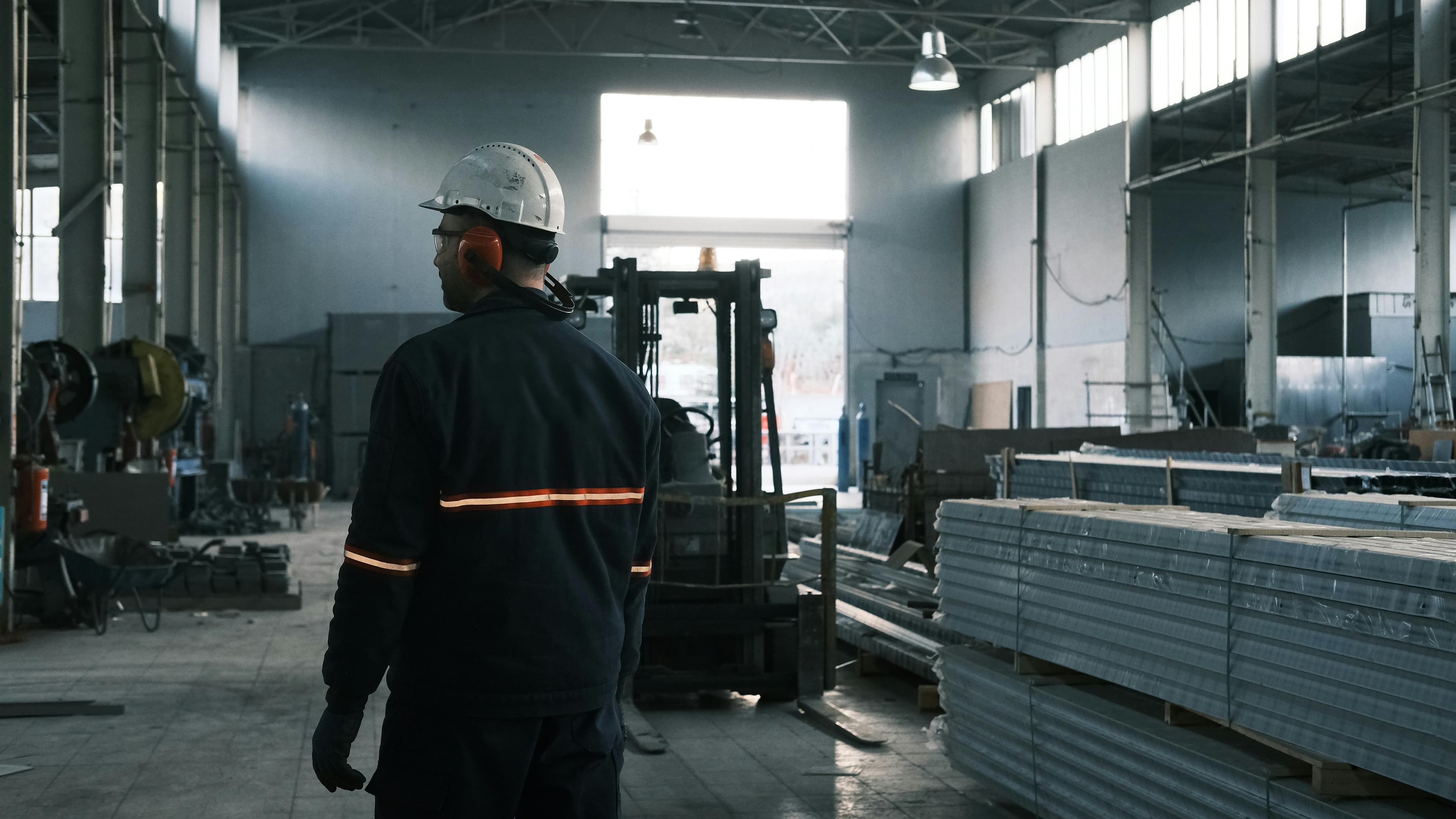 Operador industrial em ambiente de fábrica