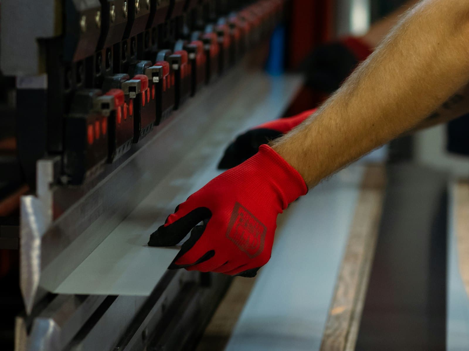 Dobra de chapa de aço em dobradeira industrial