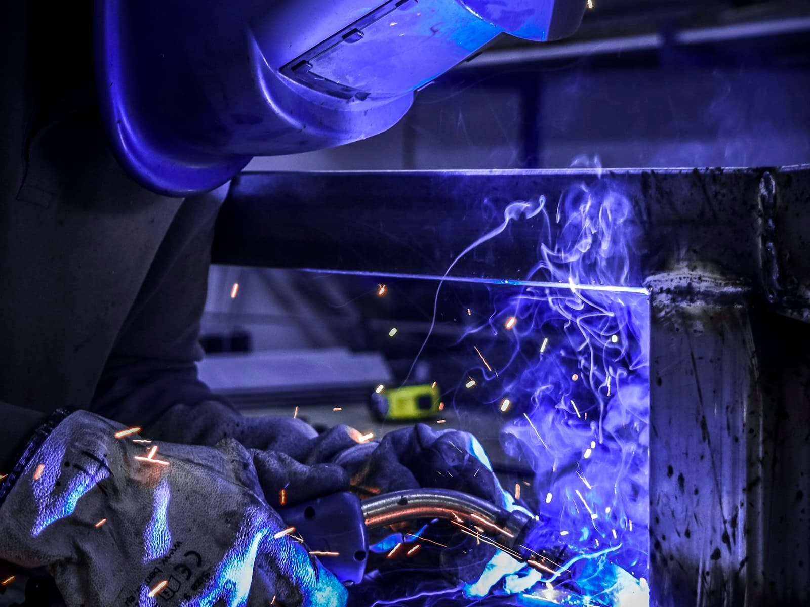 Solda de estrutura metálica, com arco elétrico e tocha de arame